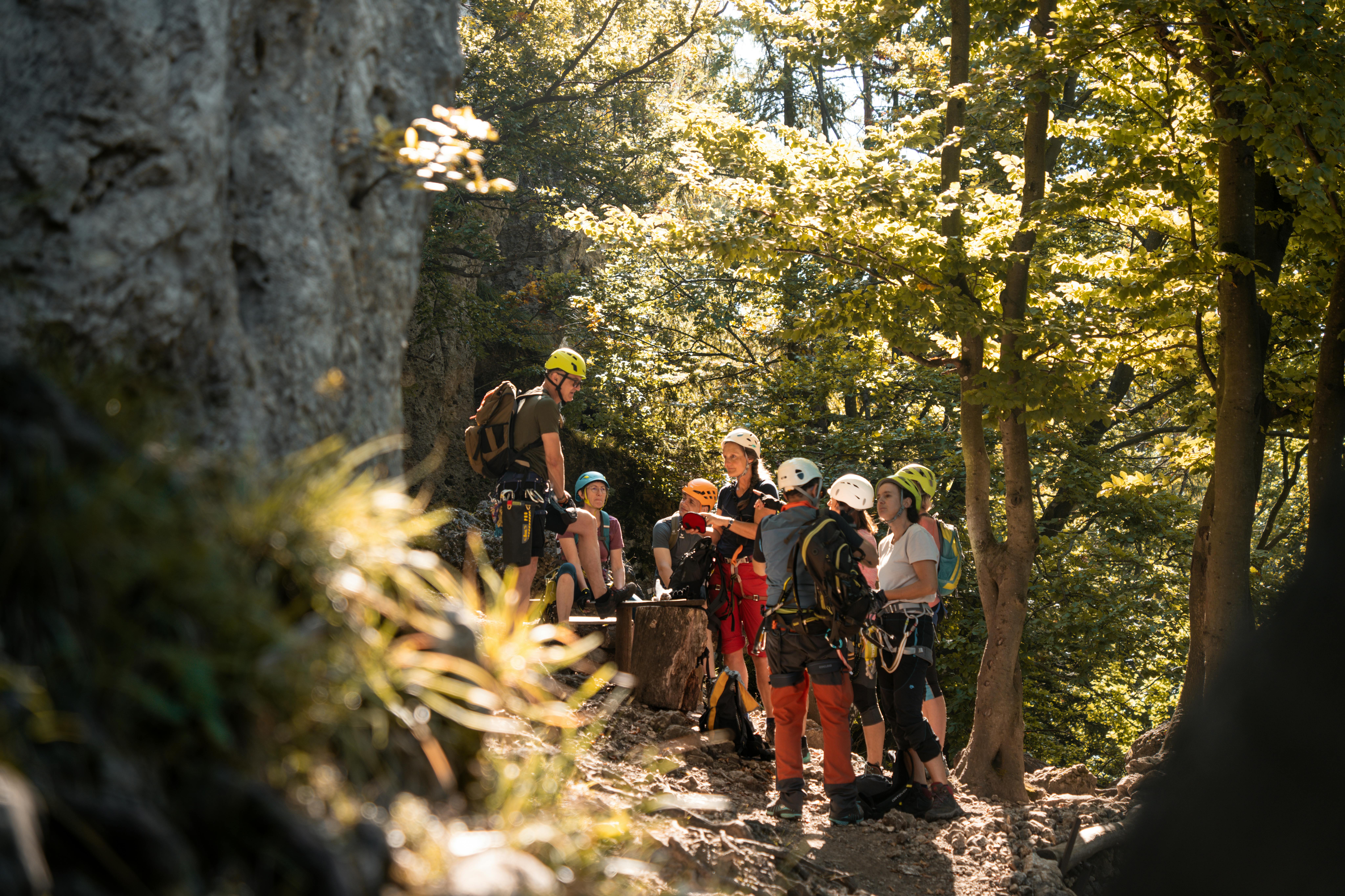 Familie genießt gemeinsam eine Kletterroute