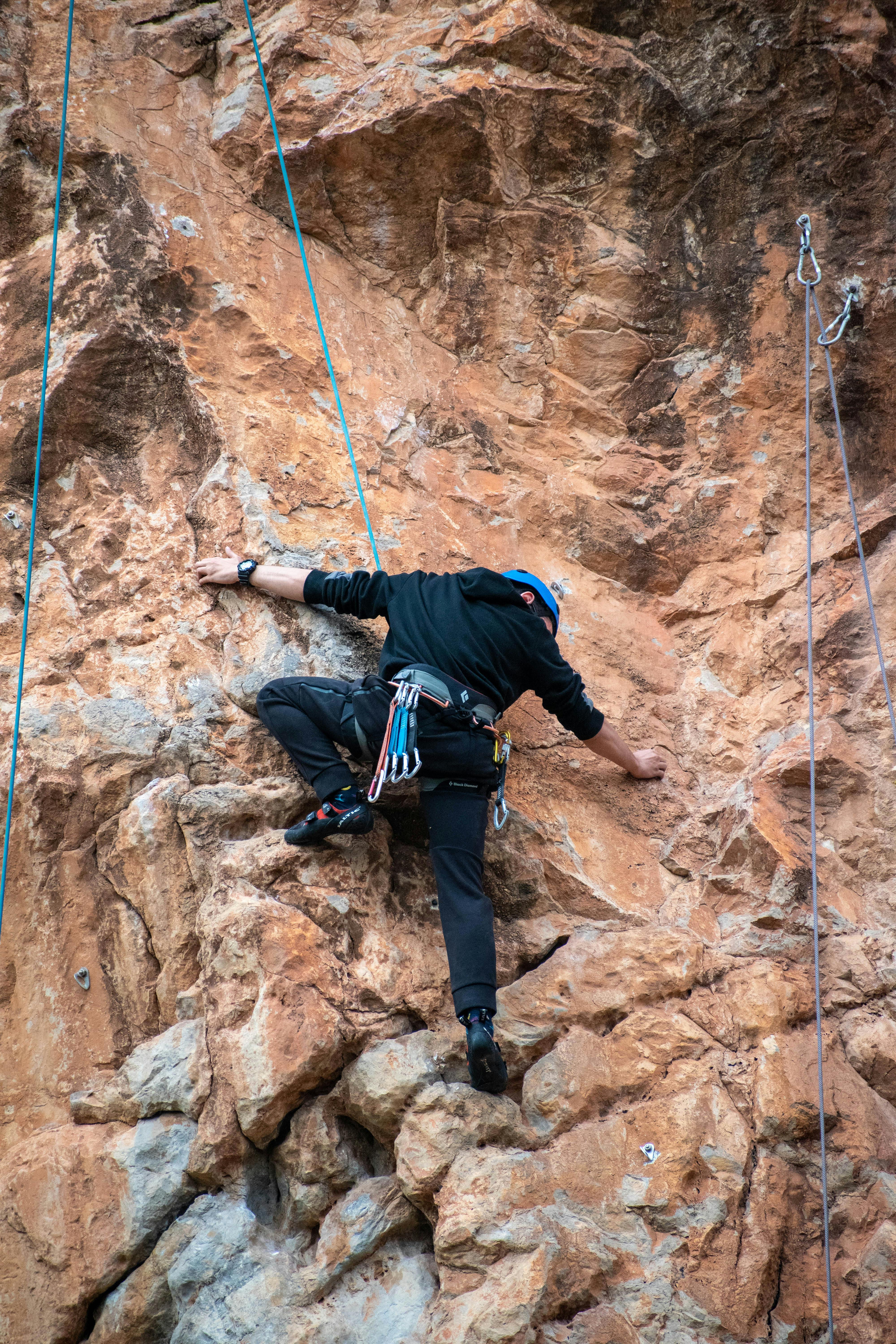 Gruppe bereitet sich auf einen Hochseilgarten-Kurs vor